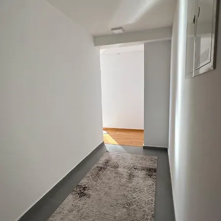Large & Comfortable In Ilidza דירה *