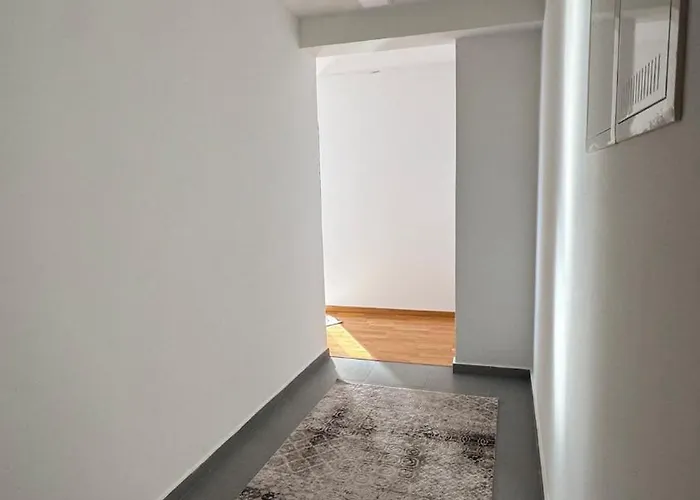 Large & Comfortable In Ilidza דירה *